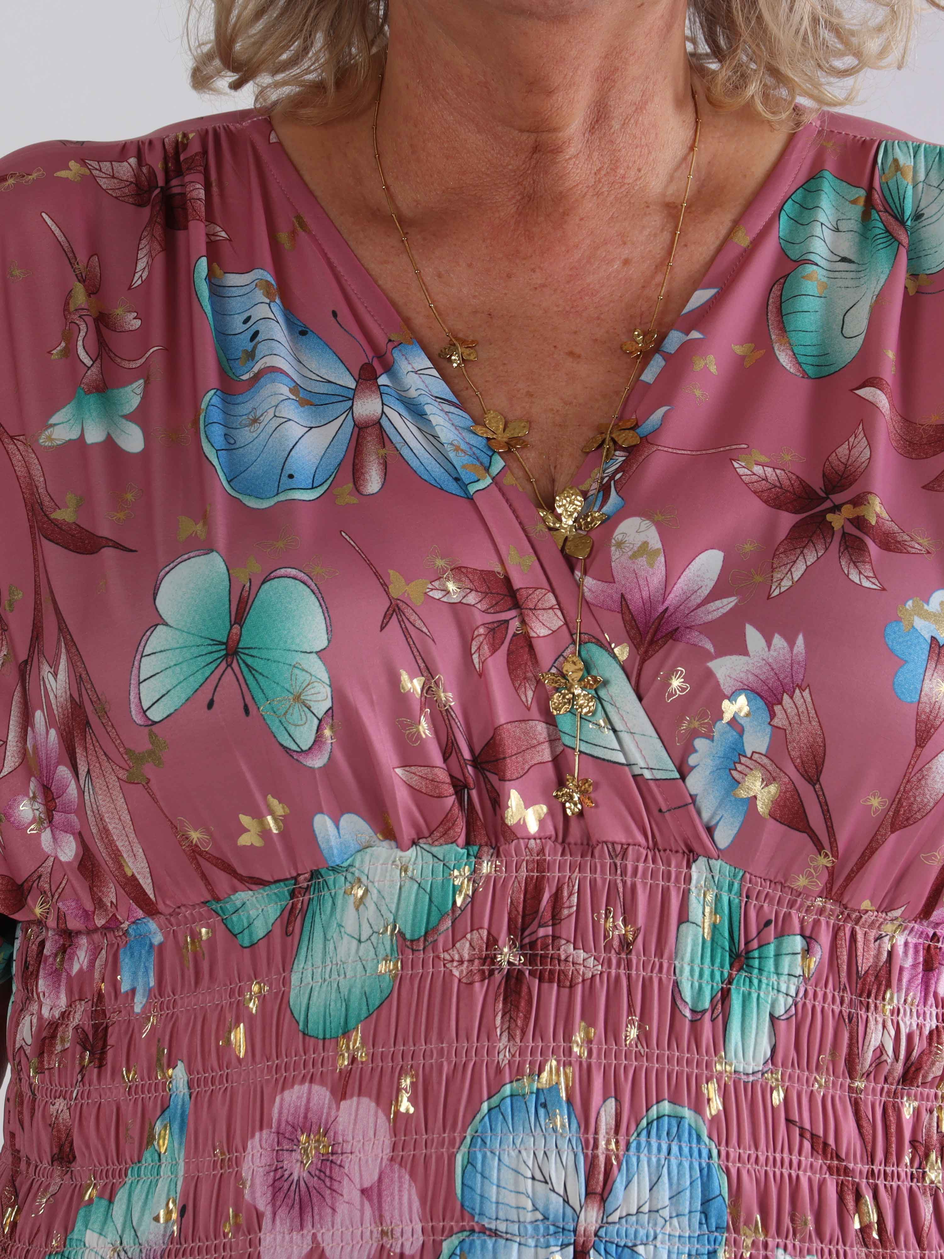 Pams Fairytale - Lang plus size kjole i fint blomster- og sommerfugleprint